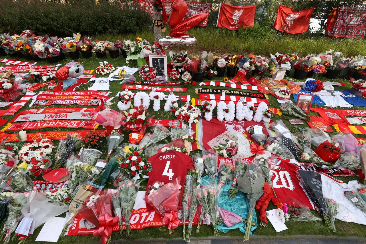 利物浦球迷在安菲尔德球场外留下悼念若塔的物品。（路透社）