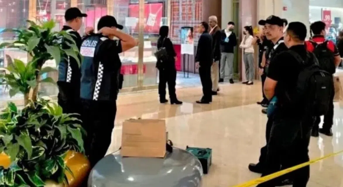 云顶的珠宝店发生劫案后，警方立即封锁现场搜证调查。（中国报）