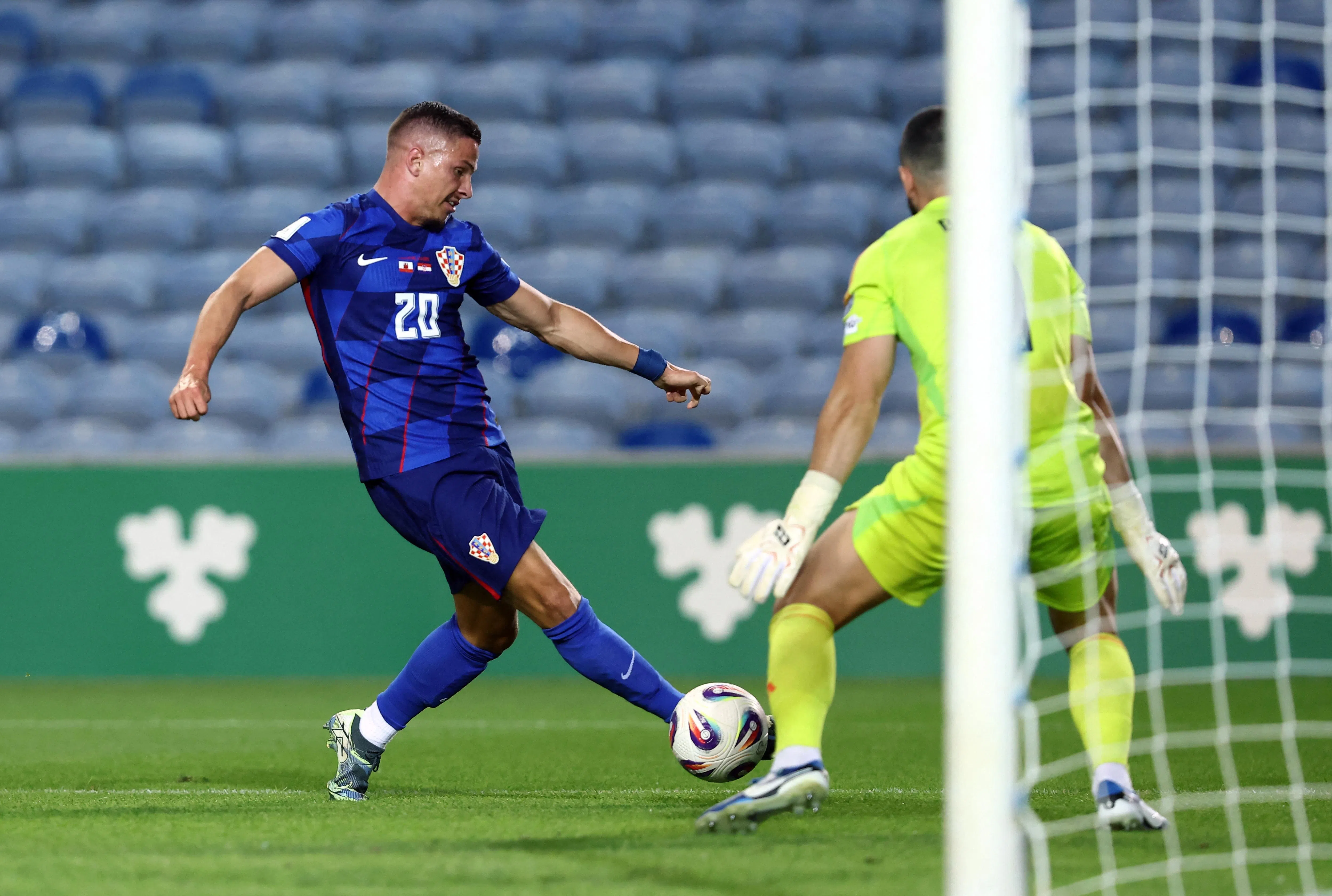 克罗地亚以7比0血洗直布罗陀，伊万诺维奇（左）替补上场进两球。（路透社）