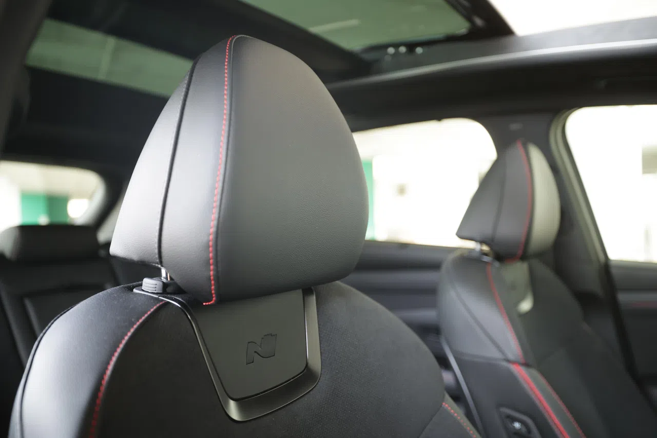 座椅上有醒目的红色缝线，椅背印有N Line标志。（蔡家增摄）