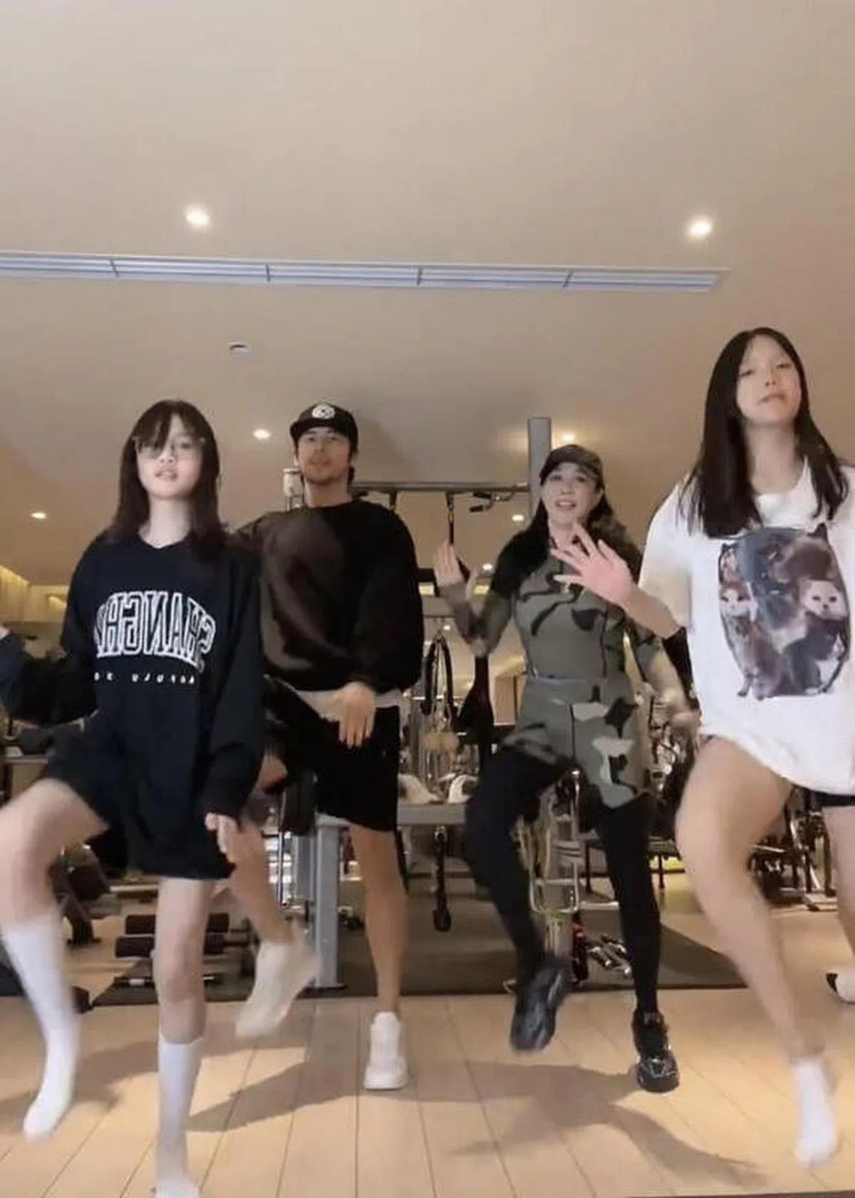 钟丽缇一家人也跳“毽子舞”。（网络）