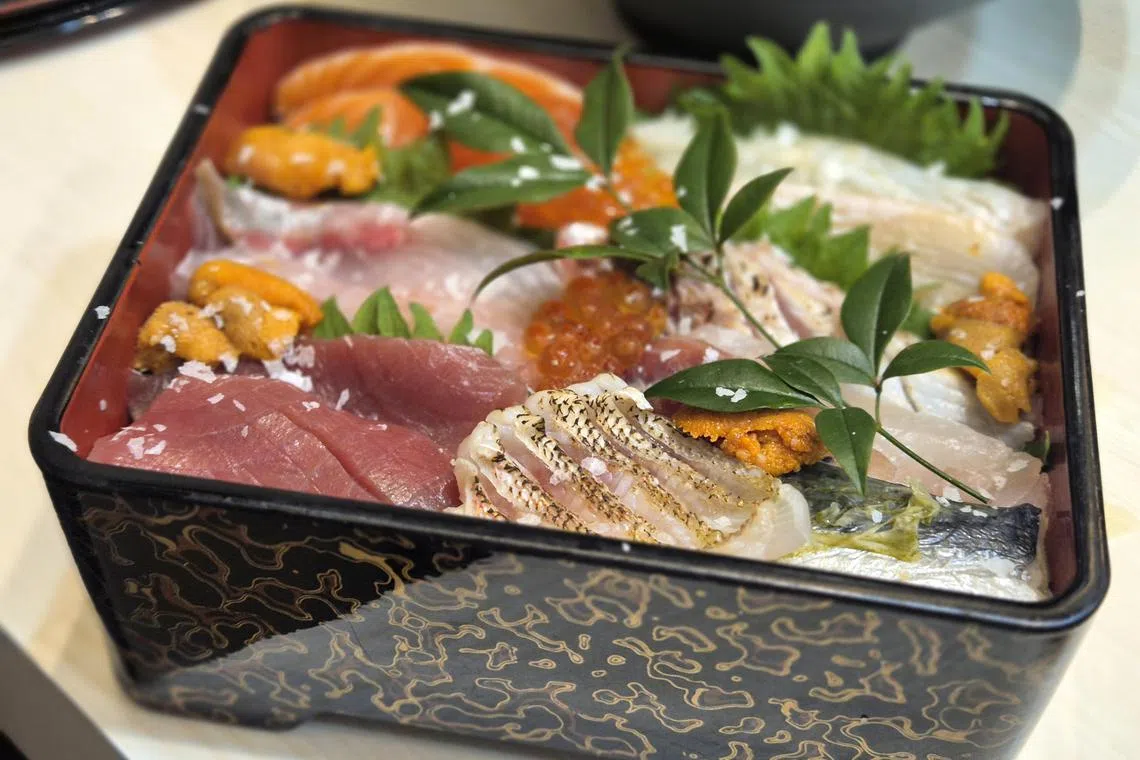 RM160的海鲜丼有多款展现刀功的鲜甜海鲜。（陈爱薇摄）