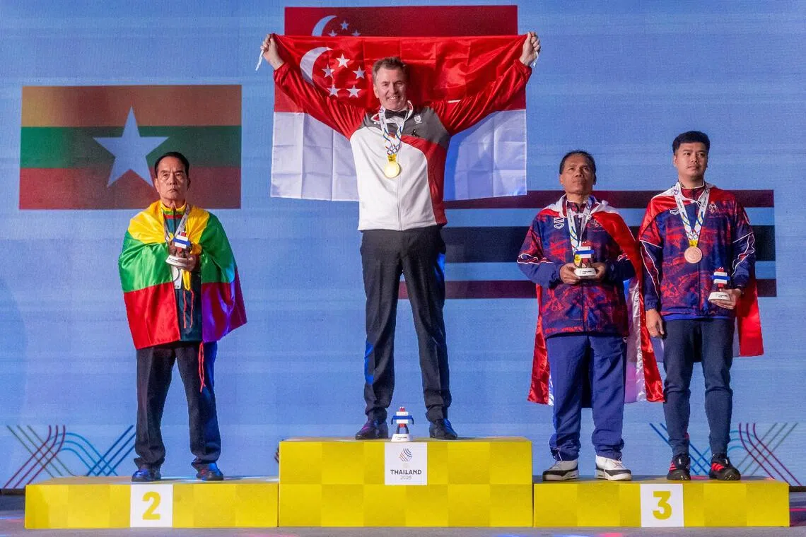 吉尔克里斯特（左二）在颁奖台上高举新加坡国旗庆祝。左为银牌得主包克萨，两名泰国选手猜塔纳萨坤（右二）和帕克珀奇并列铜牌。（新加坡全国奥理会提供）