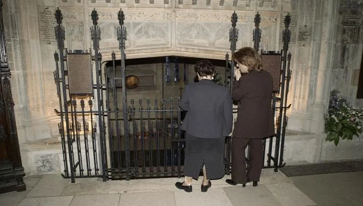 铁栅栏后方是连通圣乔治教堂的乔治六世纪念教堂（互联网）