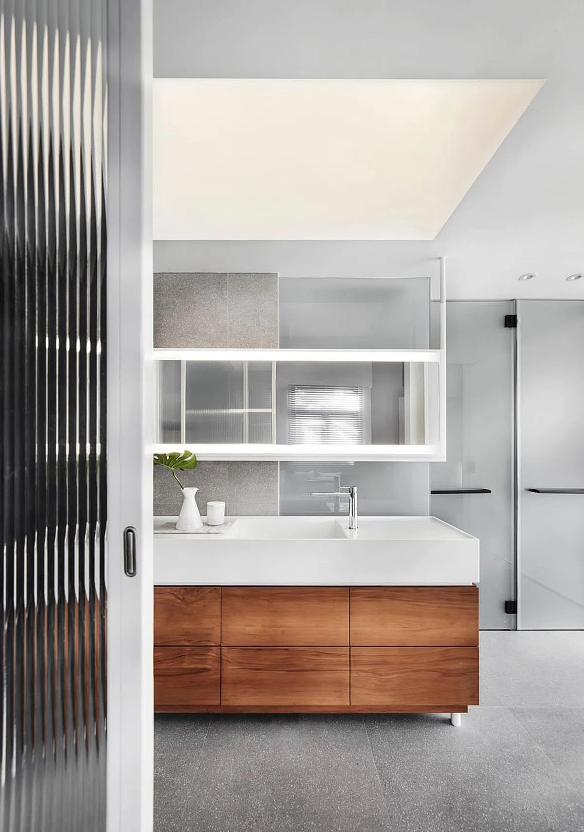 主卧室的盥洗台是设计师用屋主原有的一台柜子改装而成。