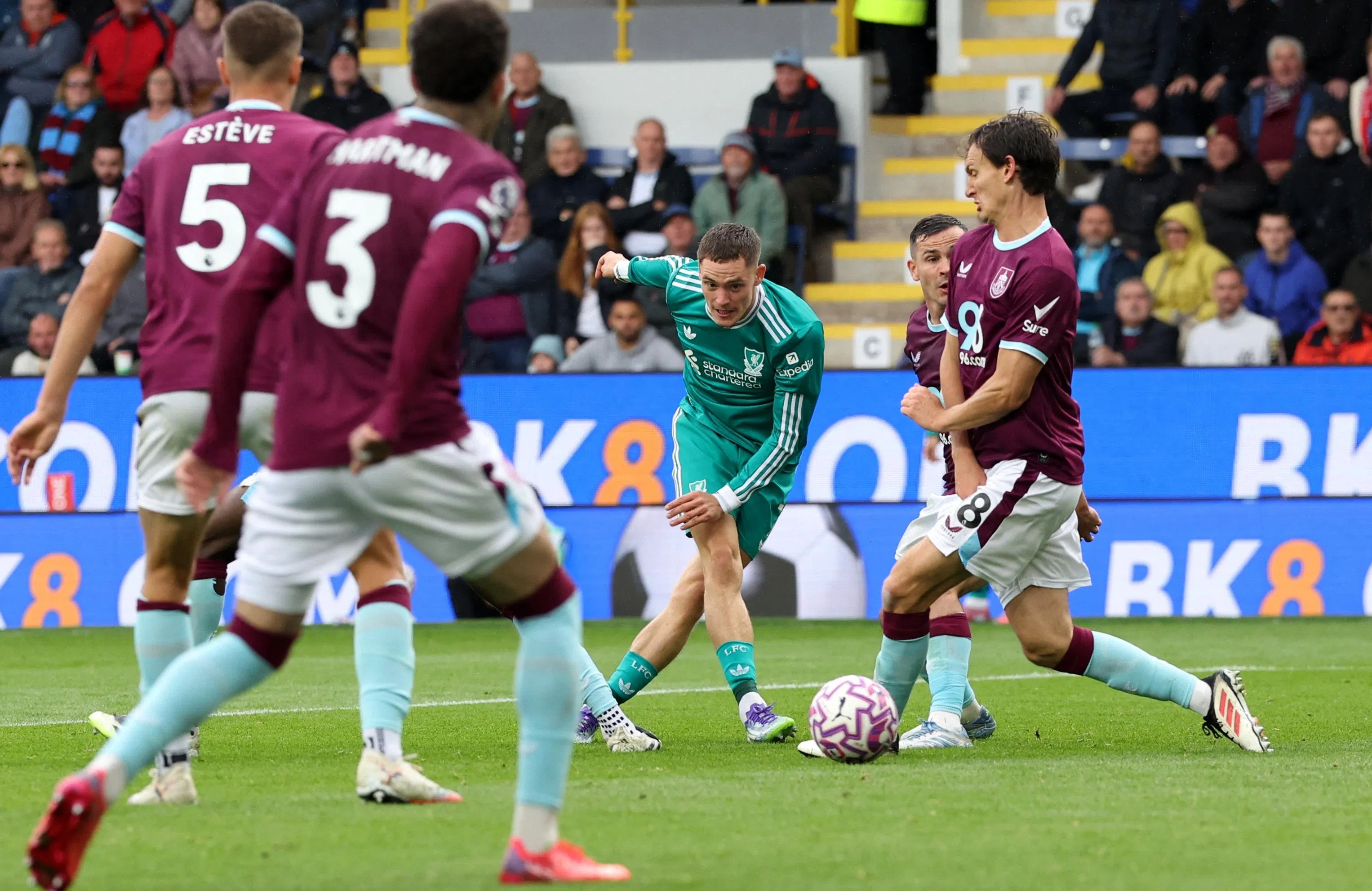 面对伯恩利的大巴阵，红军众将的进攻屡屡受挫，好在最终通过罚球绝杀。图为红军中场维尔茨（绿衣）在比赛中尝试射门。（路透社）