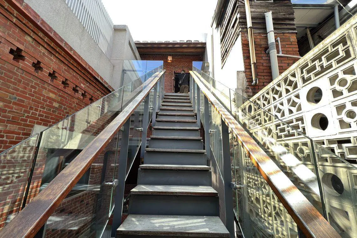 这里有一种新旧杂糅的时髦气息。（叶孝忠）