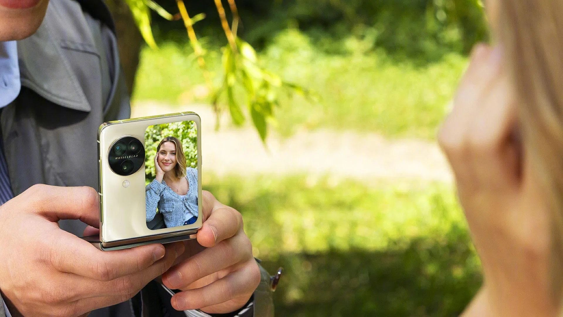 拍摄对象可通过Find N3 Flip外屏预览并调整拍照的表情、姿势。（厂商提供）