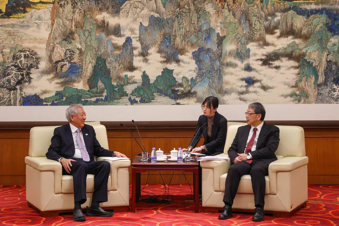 国务资政兼国家安全统筹部长张志贤（左）星期四（3月21日）在北京与中共中央党校校长陈希（右）会面，这是两人时隔五年再度会晤。（通讯及新闻部提供）