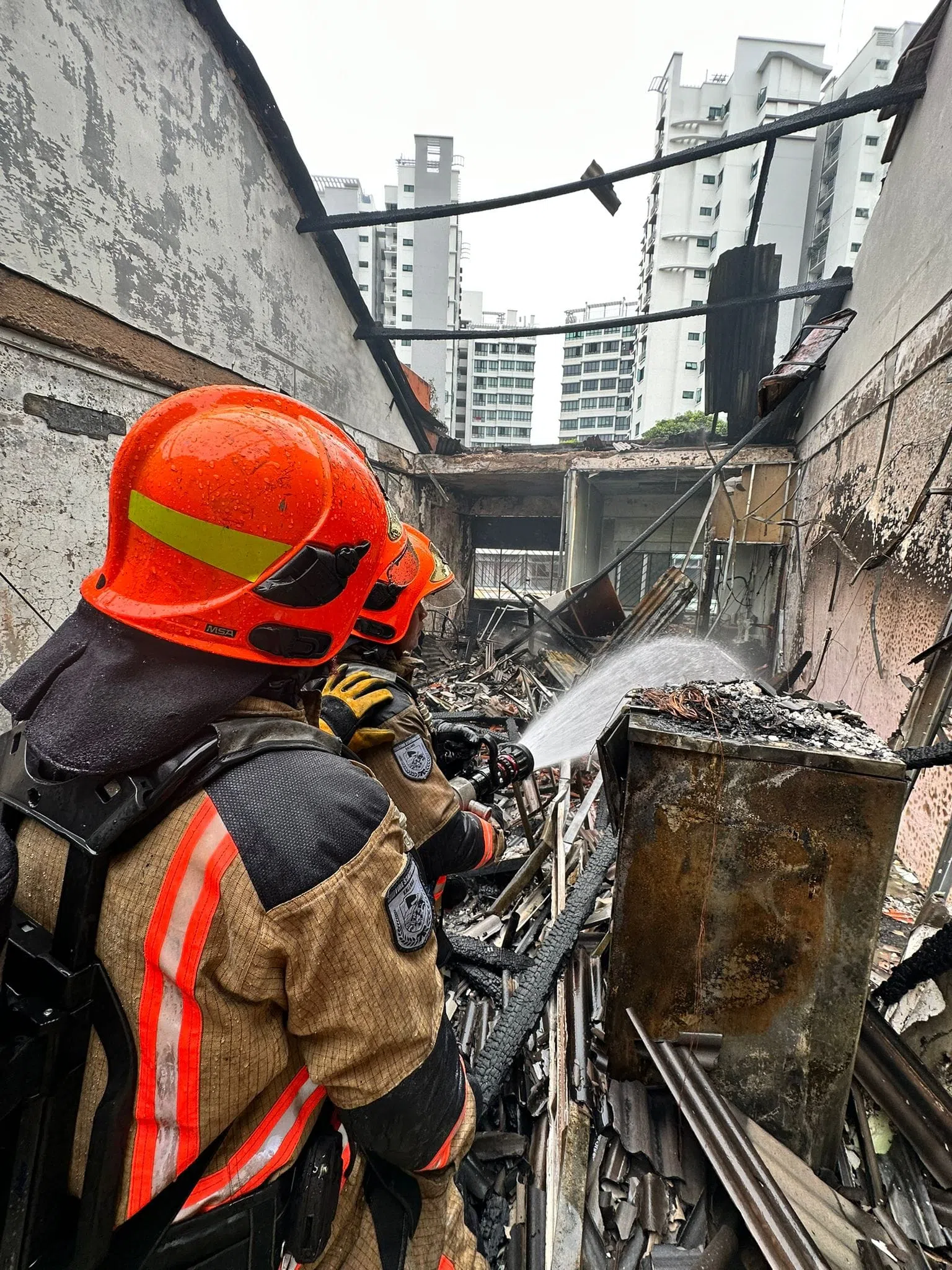 火势烧穿了屋顶，也殃及了隔壁单位。（取自新加坡民防部队脸书）