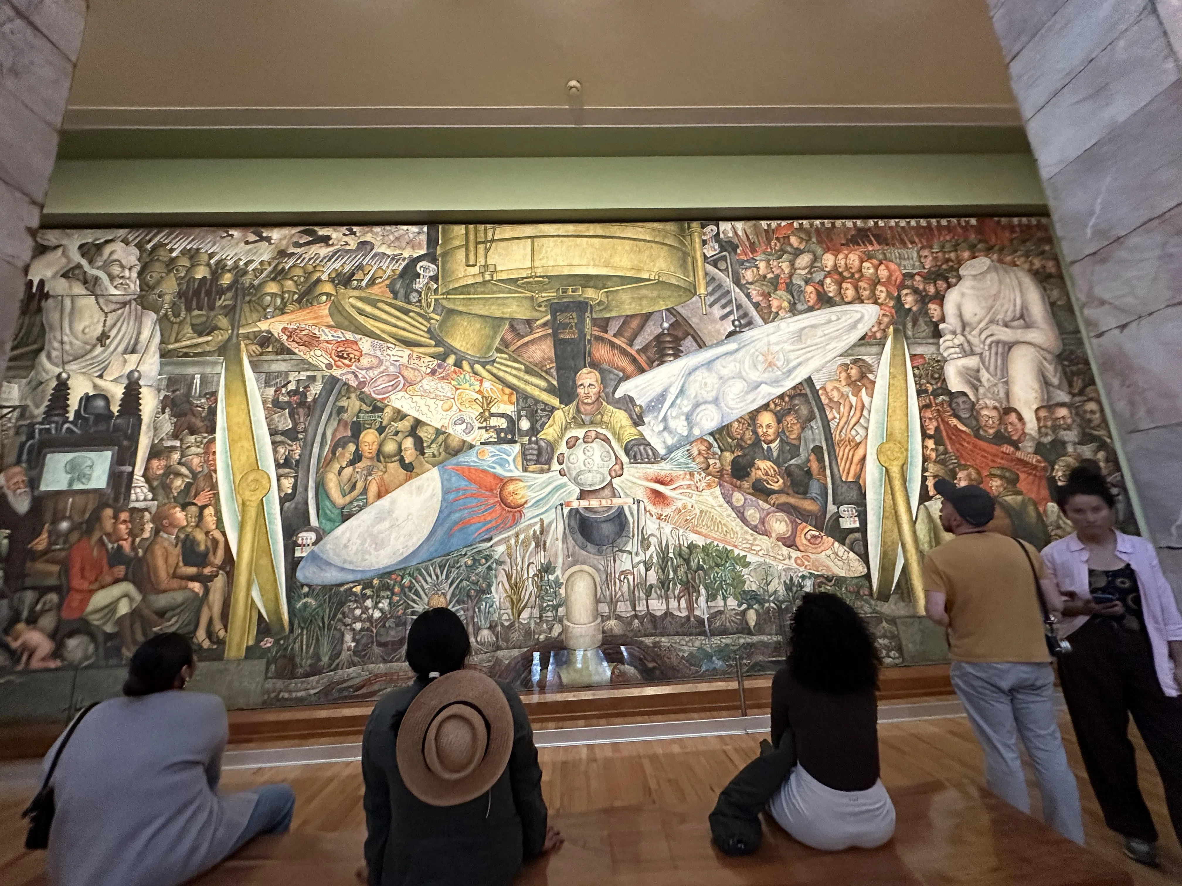 里维拉在艺术宫的壁画《在十字路口的人》（或称《人类，宇宙的主宰》）。