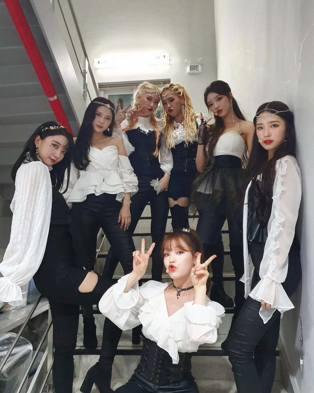 多名成员佩戴的头饰疑似与印度文化有关，成员Yooa（后排右二）在眉心佩戴的饰品也被疑是Bindi。（取自艺人IG）