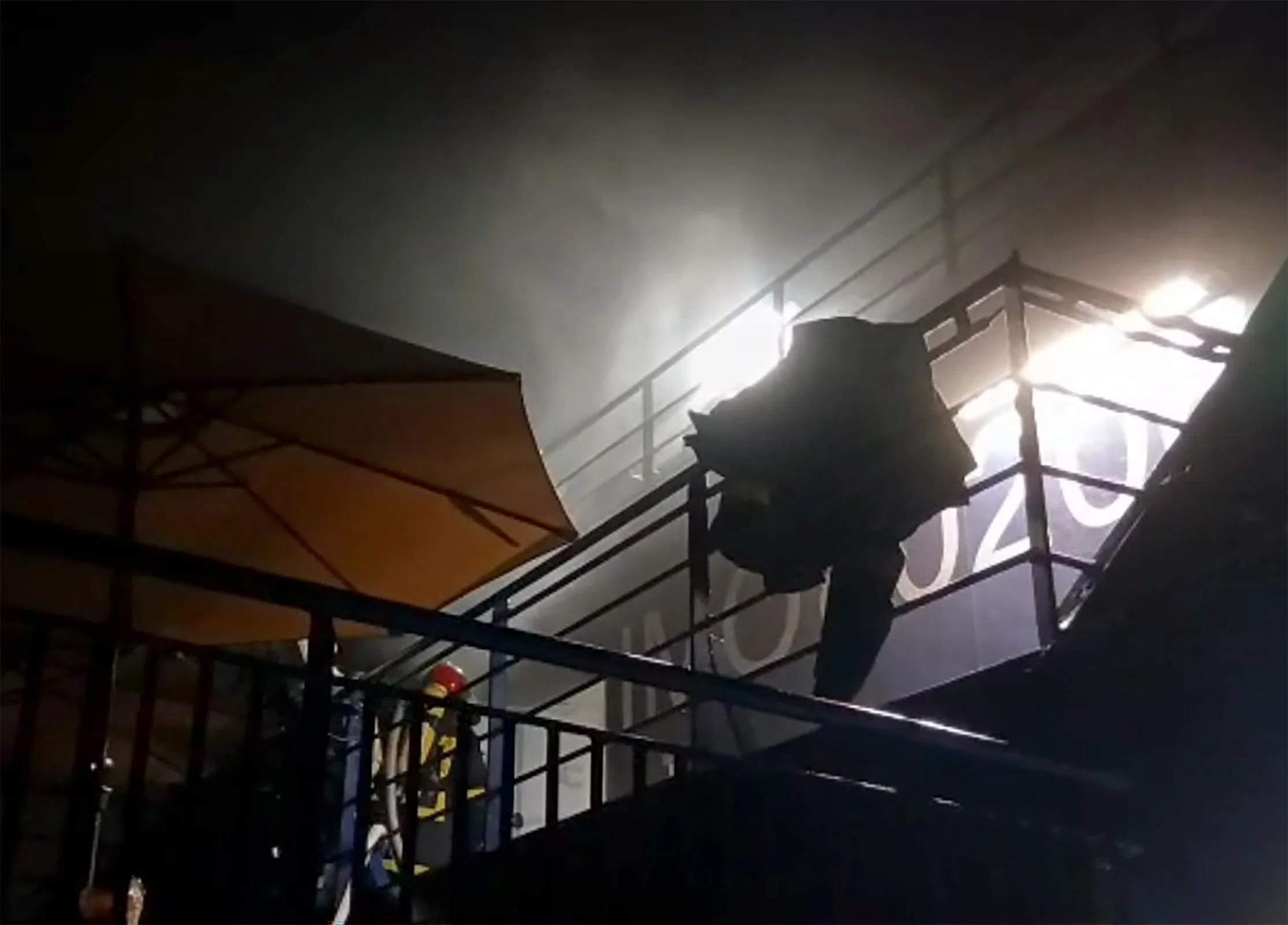 起火地点在游轮第九层甲板，火势已由民防部队海事消防人员扑灭。（受访者提供）