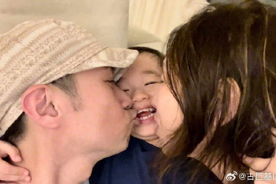 古巨基一家三口在今年7月一起庆祝夫妻俩结婚9周年。（取自艺人微博）