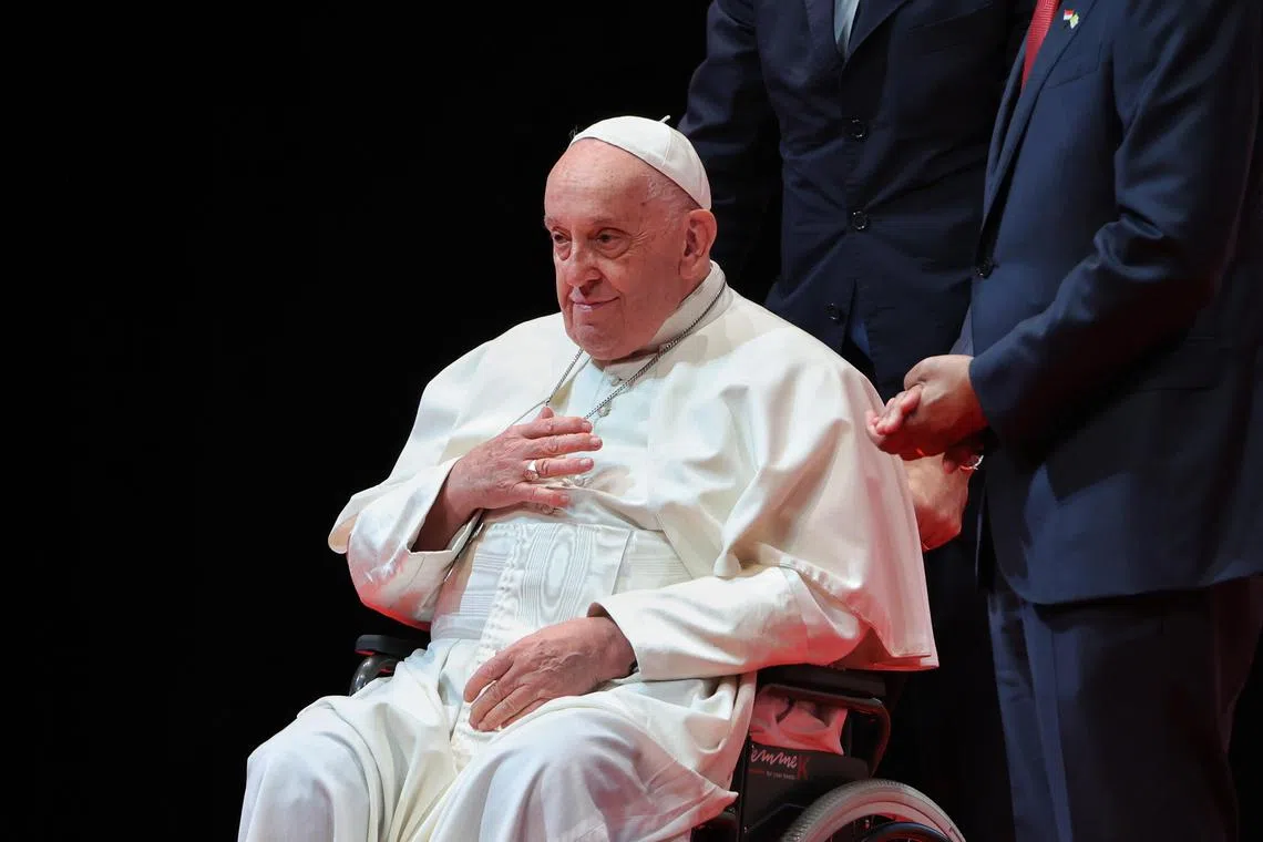 方济各入场时，把手放在胸口向观众致意。（唐家鸿摄）