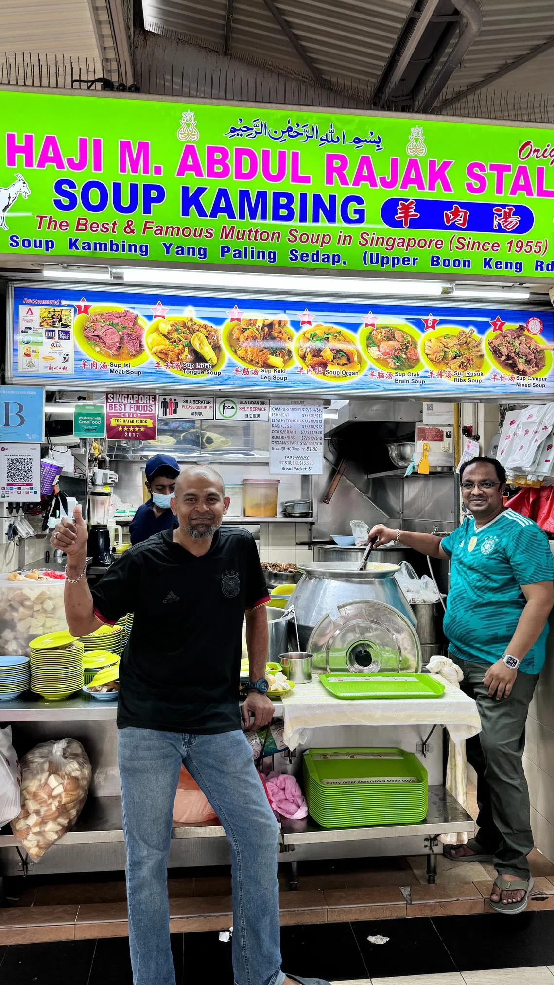 代代相传，Haji M. Abdul Rajak羊肉汤已传到第三代。图中为二代兄弟搭档做美食。（林安娜摄）