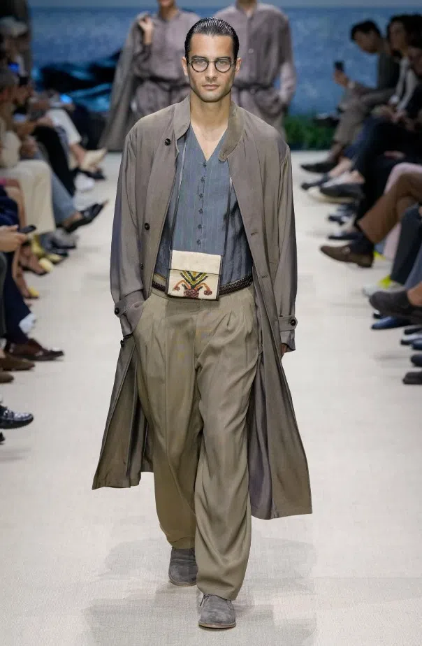 Giorgio Armani复古松弛风格，演绎男装柔情。（互联网）