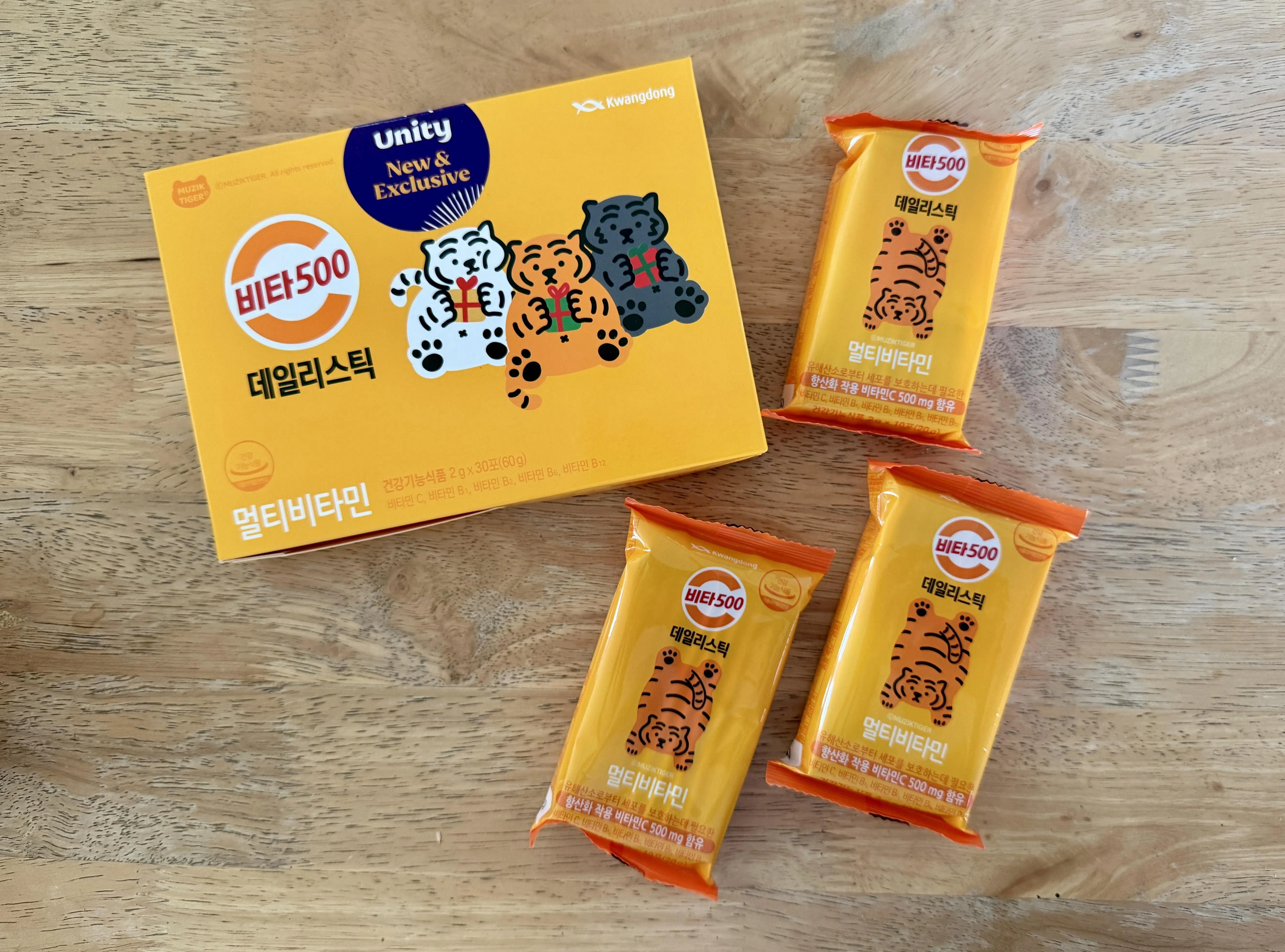 每盒Kwangdong Vita500包含三小包营养品，每包各有10小袋维生素B和C。（陈映蓁摄）