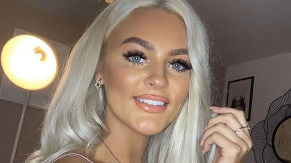 事发当天玛达琳和七位朋友坐在悬崖边看日出。她为拍摄日出而翻过围栏，因此坠崖而亡。（互联网）