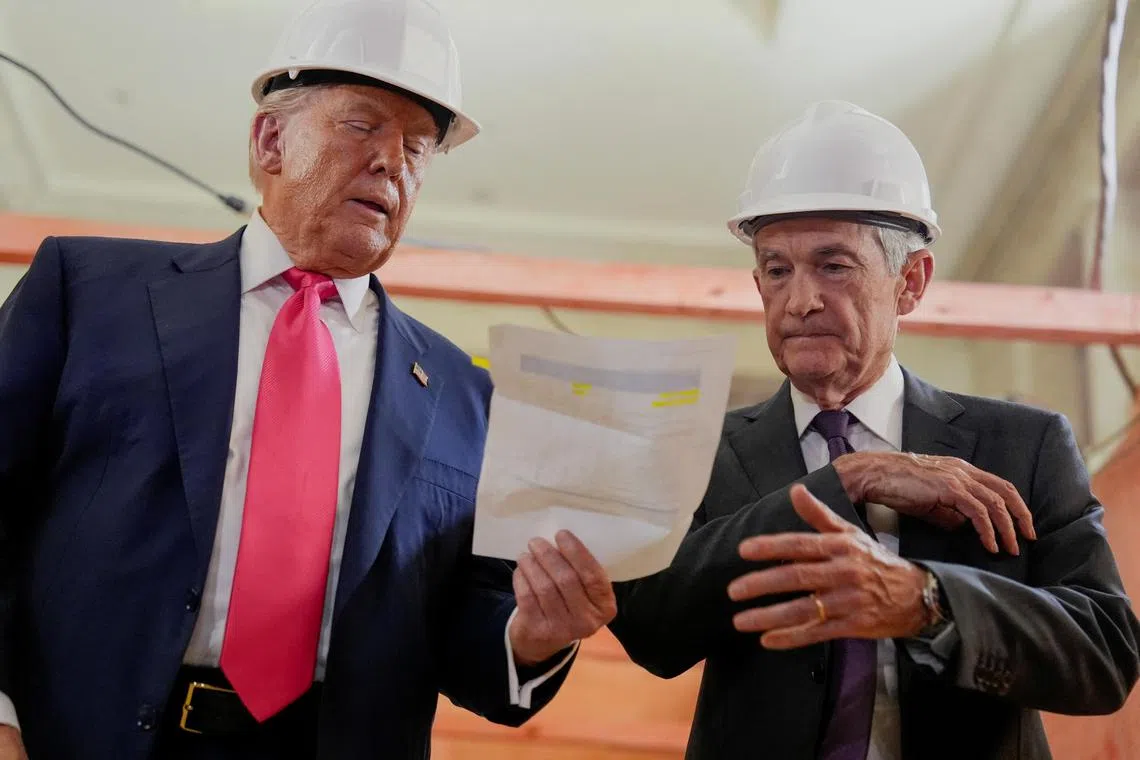 7月24日，美国总统特朗普参观正在翻修的美国联邦储备委员会大楼时，向美联储主席鲍威尔递交一份文件，指出大楼翻修项目成本过高。（路透社）