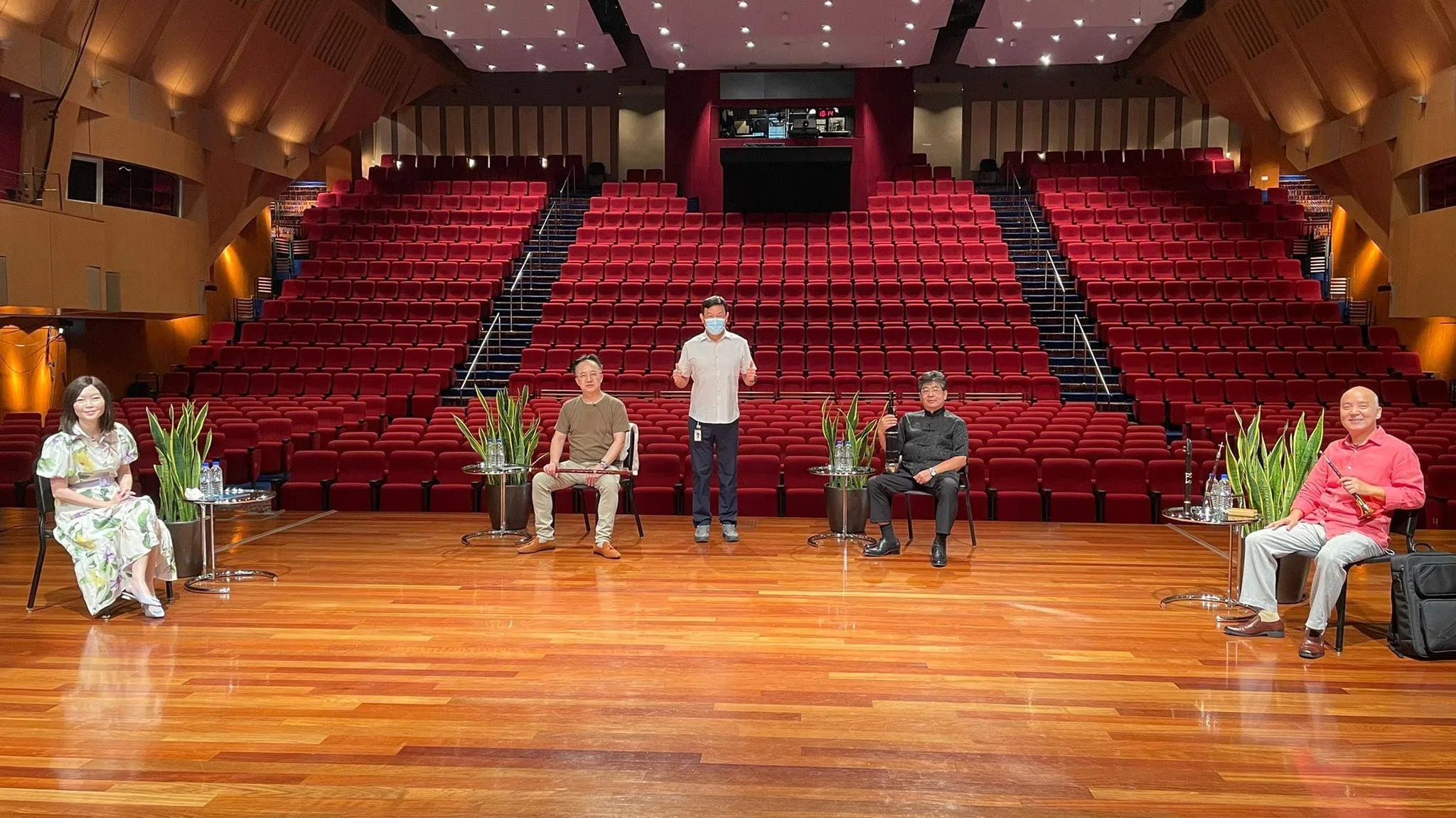 2021年9月，《联合早报》副总编辑兼副刊主任胡文雁（左起）与新加坡华乐团笛子首席尹志阳、笙首席郭长锁和唢吶／管首席靳世义在新加坡大会堂举行“鸾歌凤吹”线上讲座，展现华族吹管乐的魅力。图中站立者为华乐团行政总监何伟山。（新加坡华乐团提供）