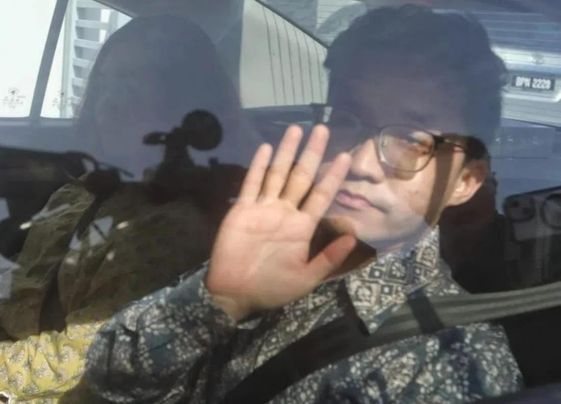 马来西亚前经济部长拉菲兹的前特别事务官蔡镇燊星期三（4月29日）再次前往布城反贪会总部录供。（星洲日报）