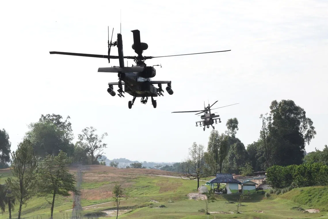 空军“漫游者”演习，包括将三巴旺乡村俱乐部高尔夫球场，临时改为直升机起降点。图中两架AH-64D型阿帕奇攻击直升机接到紧急升空令后起飞，应对空中威胁。（邝启聪摄）
