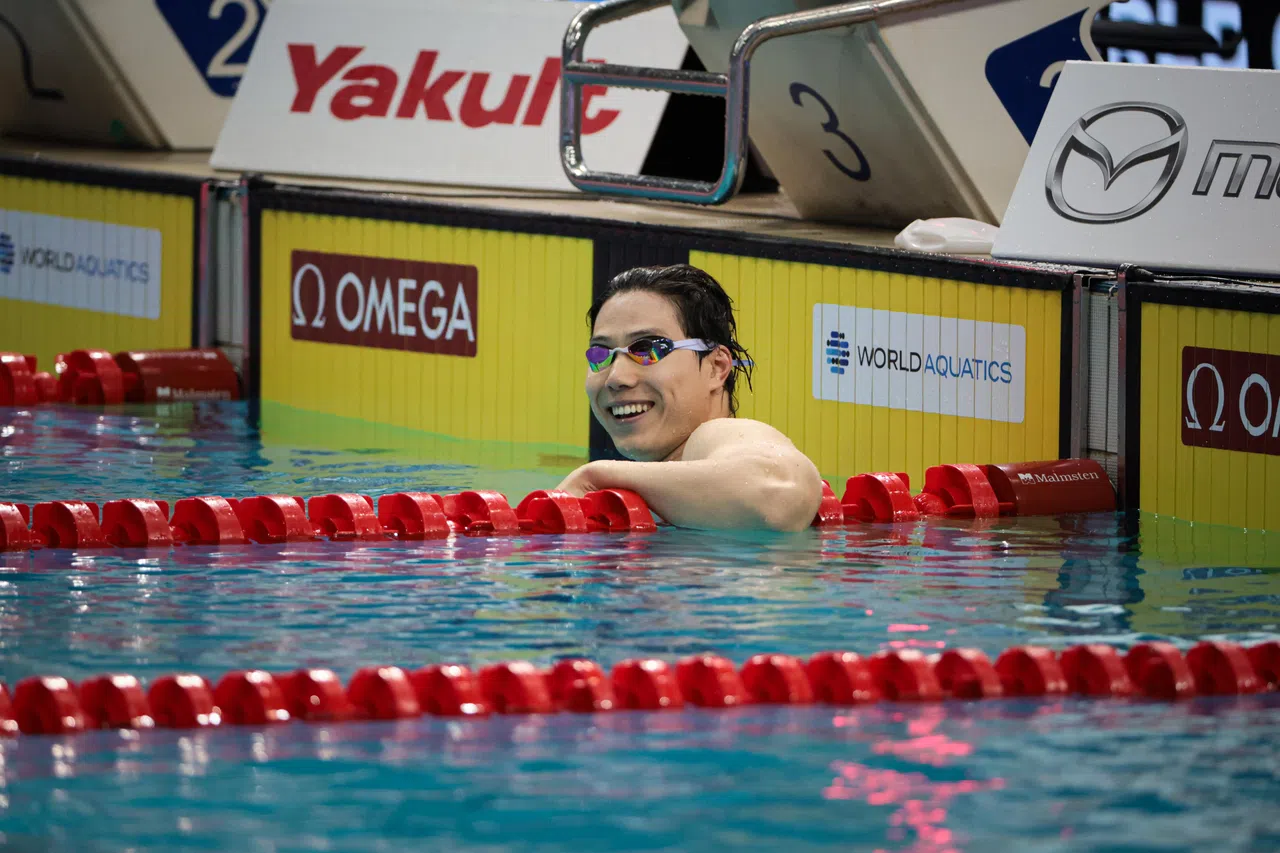 中国“蛙王”覃海洋在男子100米蛙泳夺冠并刷新亚洲纪录，心情大好。（张俊杰摄）