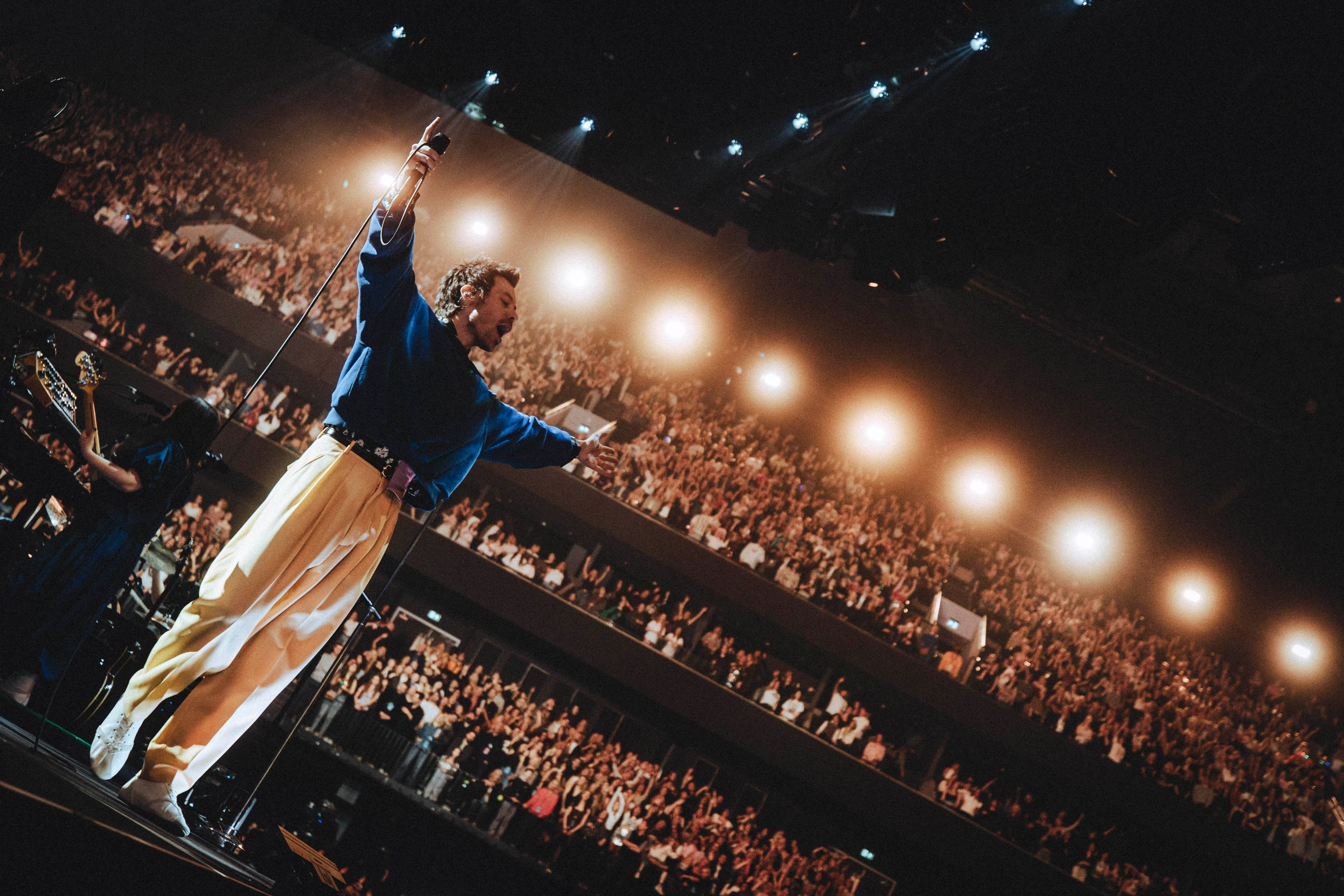 Harry Styles为新专辑举行现场演出。（Netflix提供）