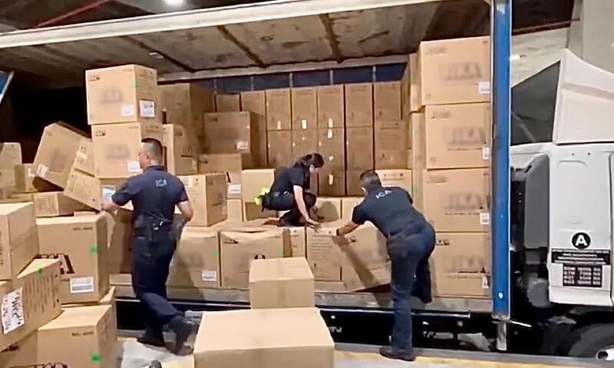 执法人员当时留意到一辆马国注册罗厘的X光扫描图像有异常，因此截查罗厘检查，发现罗厘内藏了违禁品。（取自移民与关卡局脸书）