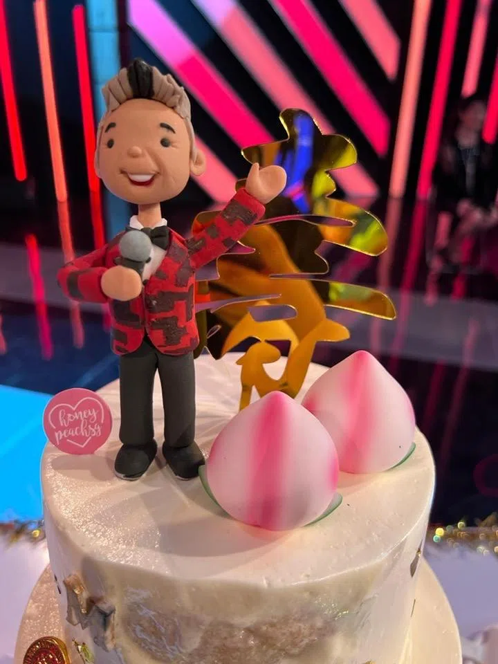 生日蛋糕上有“Q版陈建彬”的设计。（取自陈建彬脸书）