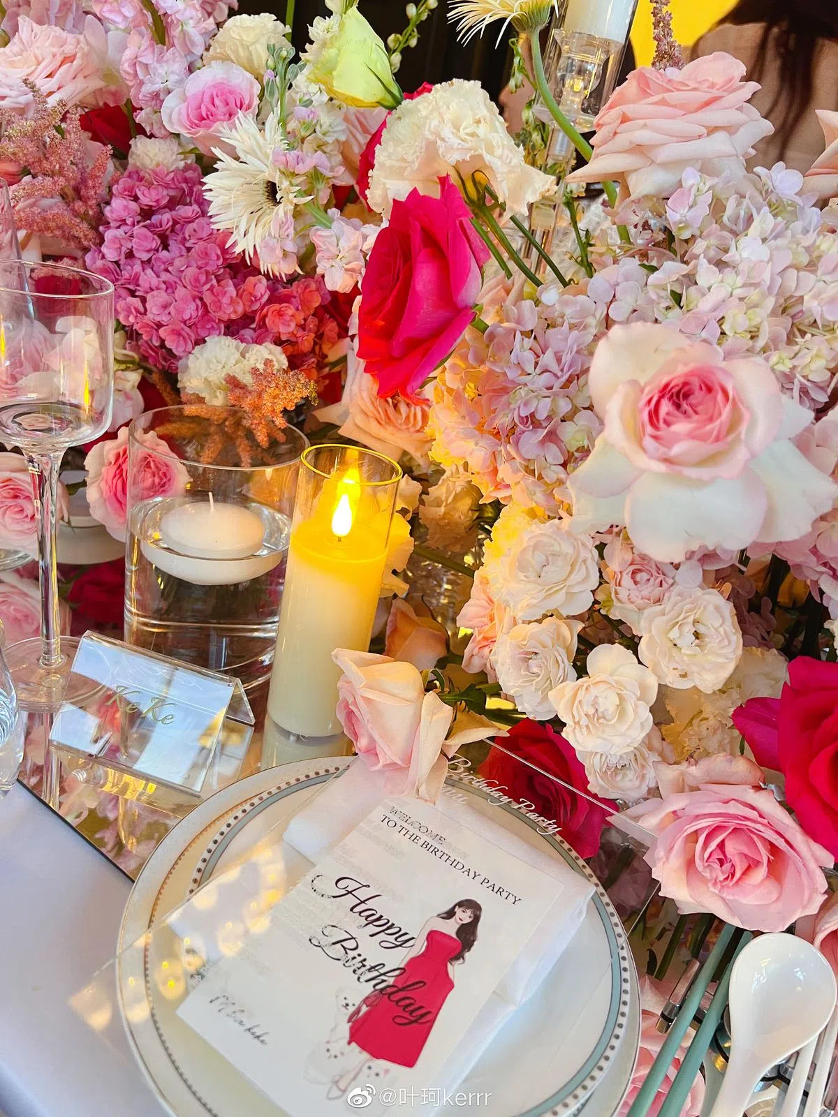 生日派对的欢迎卡上署名“M love KeKe”。（互联网）