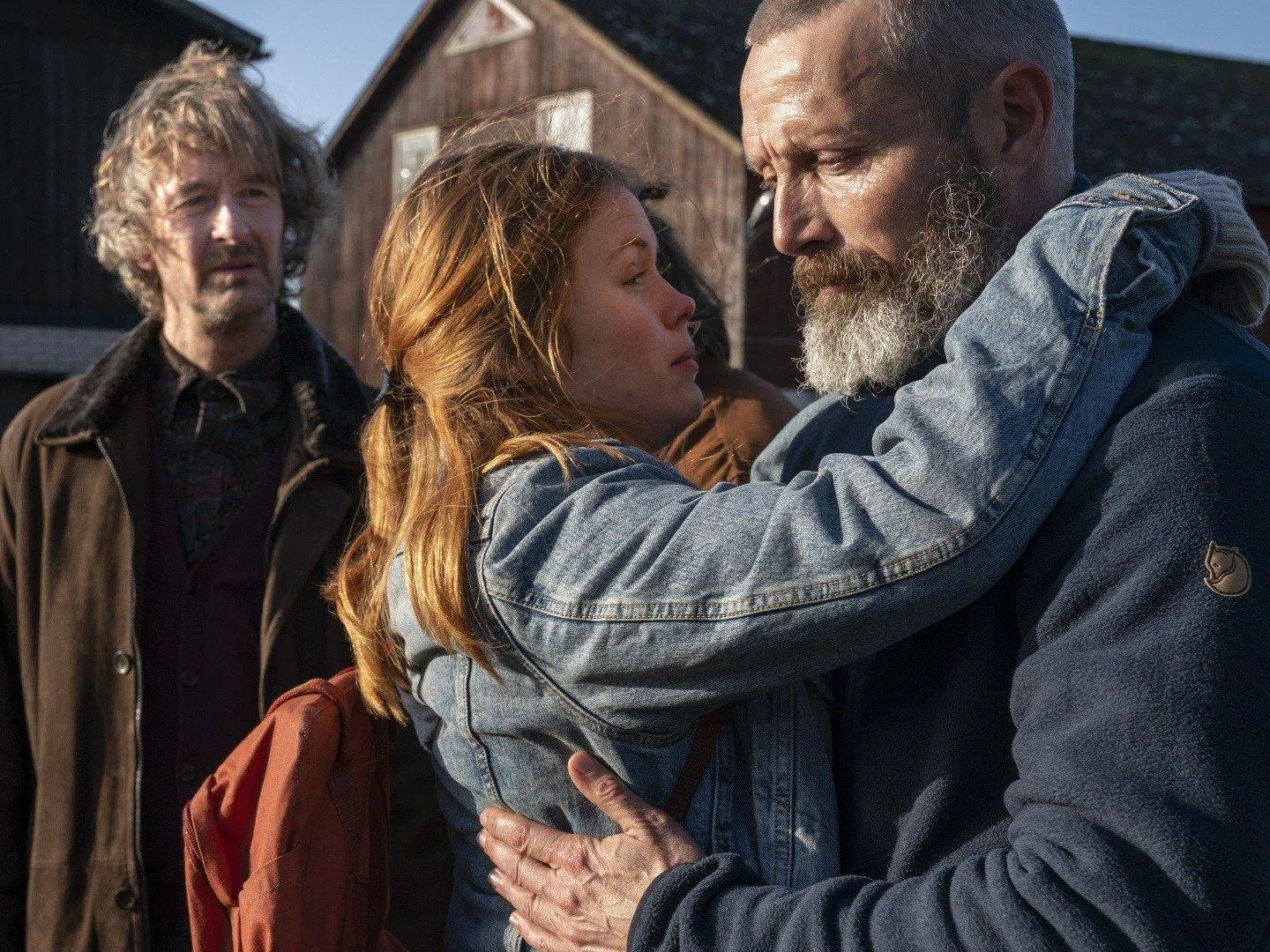 《正义骑士》猛男士兵马克（右）原先是莽父，不懂得与女儿玛蒂相处。（互联网）