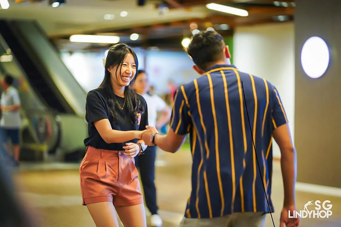 毕业后踏入职场，从事科技公司商业拓展专员之余，施欣怡（左）加入了本地的舞蹈社群，接触更多舞种，例如双人交际舞林迪舞等。（受访者提供）