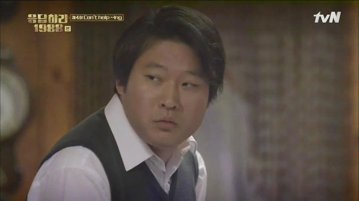 崔武成在《请回答1988》饰演男主角崔泽的父亲，角色憨厚讨喜。（互联网）