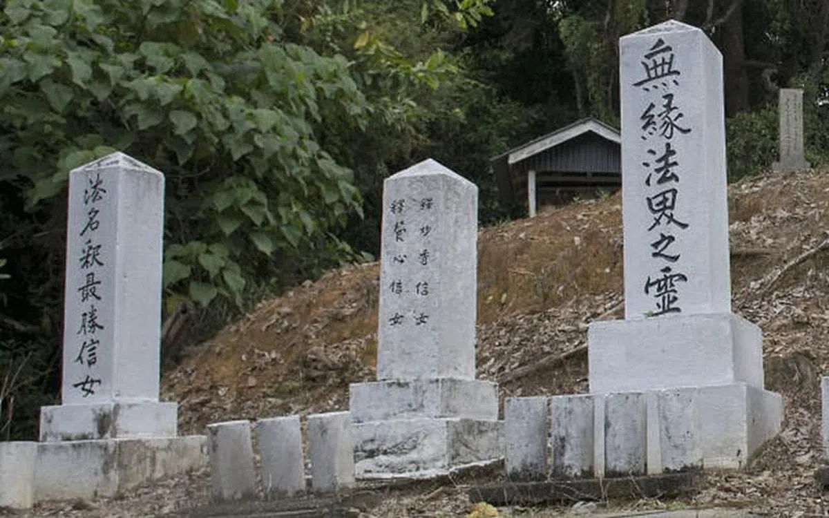 从另一面看，木下邦为南洋姐们建的供养塔“无缘法界之灵”（右）。她自己的墓碑上刻有法名“释最胜信女”（左）。（沙颖摄）