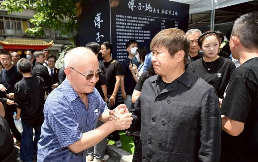 傅子纯爸爸傅暎辉（左）现身告别式，接受胡瓜慰问。（自由时报）