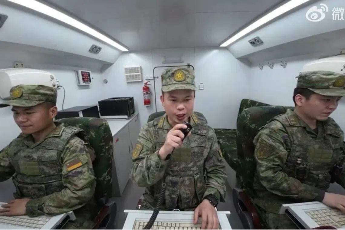 指挥员在指挥室发出准备发射导弹的指令。（视频截图）