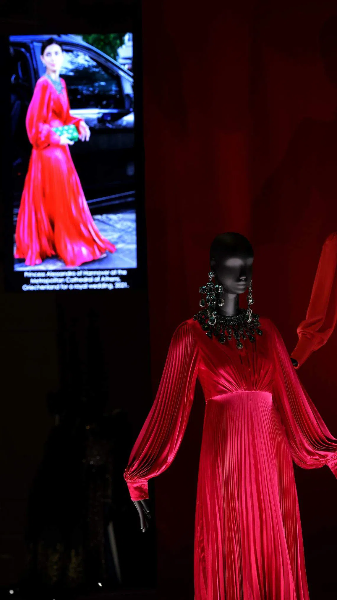 德国汉诺威王妃亚历山德拉穿过的鄞昌涛作品也是展品之一。（龙国雄摄）