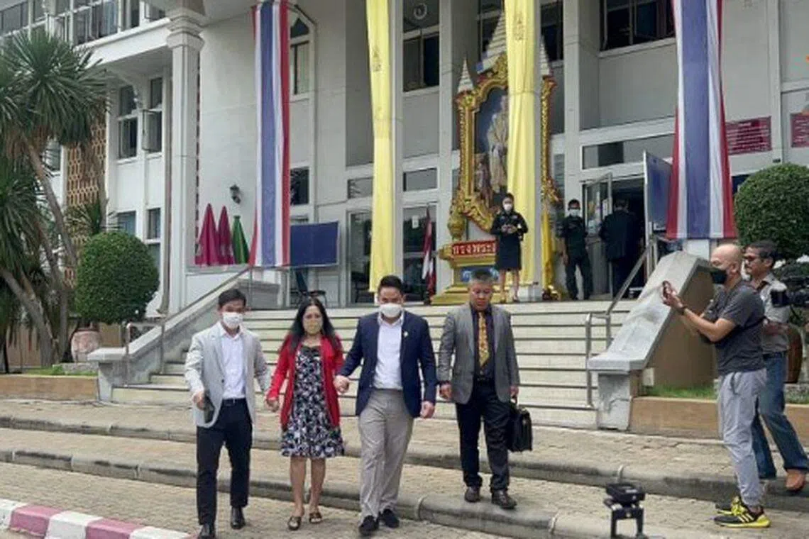 女星母亲与两位富商嫌凶牵手出庭。（互联网）