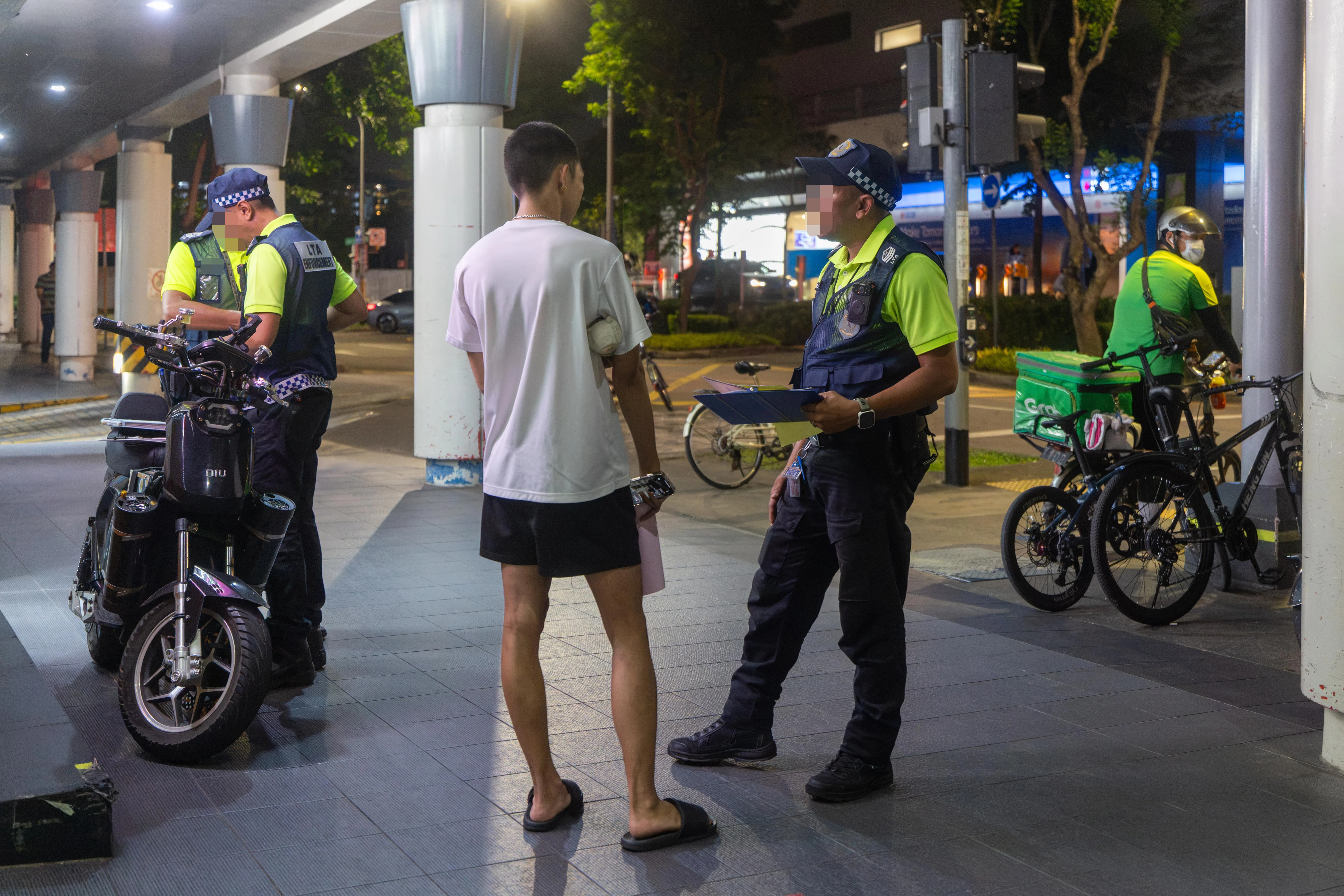 执法人员查到白衣少年的代步车时速竟达近95公里，几乎是法定限制的四倍，当场向少年开出违规通知单，并扣押他的代步车（左）。（吴先邦摄）