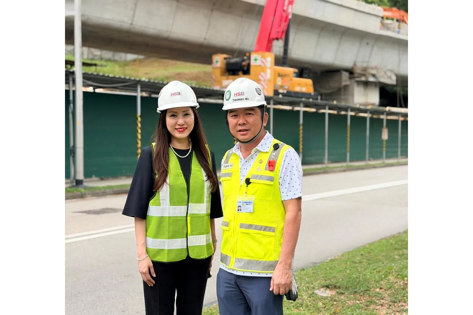 通过为总承包商及他们的分包商与供应商提供融资，华侨银行成为价值链中重要的银行合作伙伴。图为华侨银行环球商业银行企业银行业务部董事总经理陈淑惠（左）及华成建设工程集团董事总经理黄成华。（华侨银行提供）