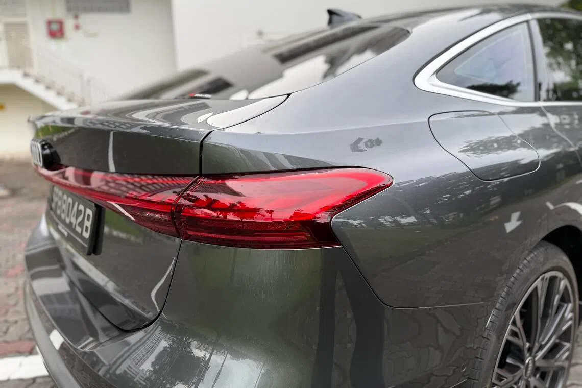 第二代数码OLED尾灯有450个发光分段，并加入“沟通灯”功能，可在发生事故时以警示符号提醒后方车辆。（吴庆康摄）