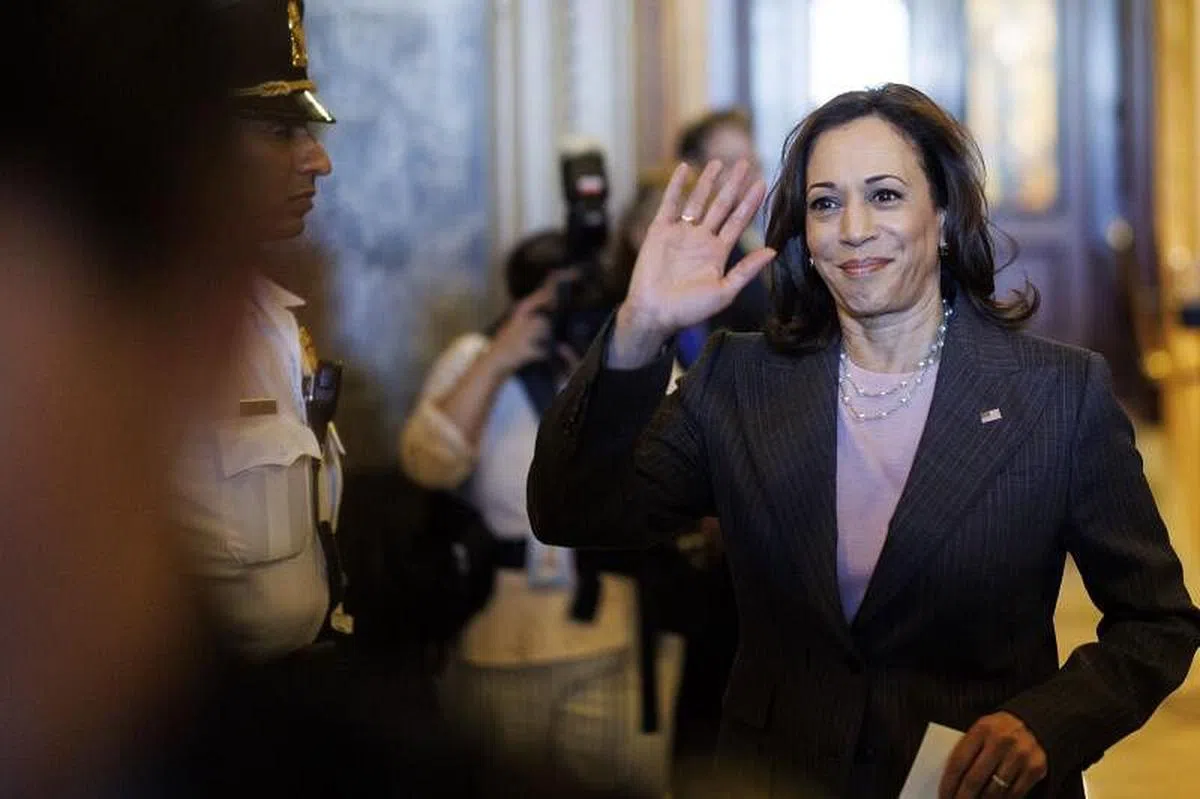 美国副总统哈里斯在参议院7日对气候与税收法案的表决中，投下了打破平局的关键性一票。（彭博社）