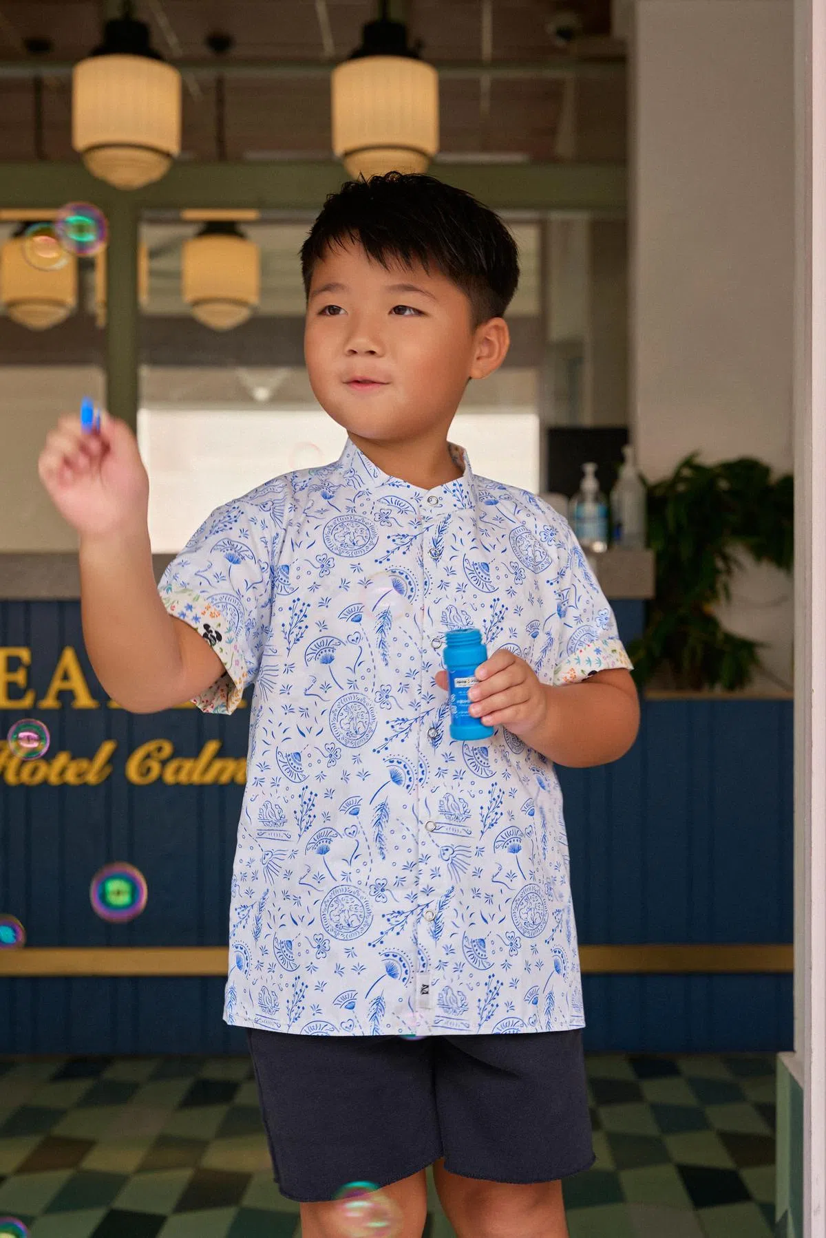 蓝白衬衫上有鸡蛋卷和花卉图案。（Maison Q提供）