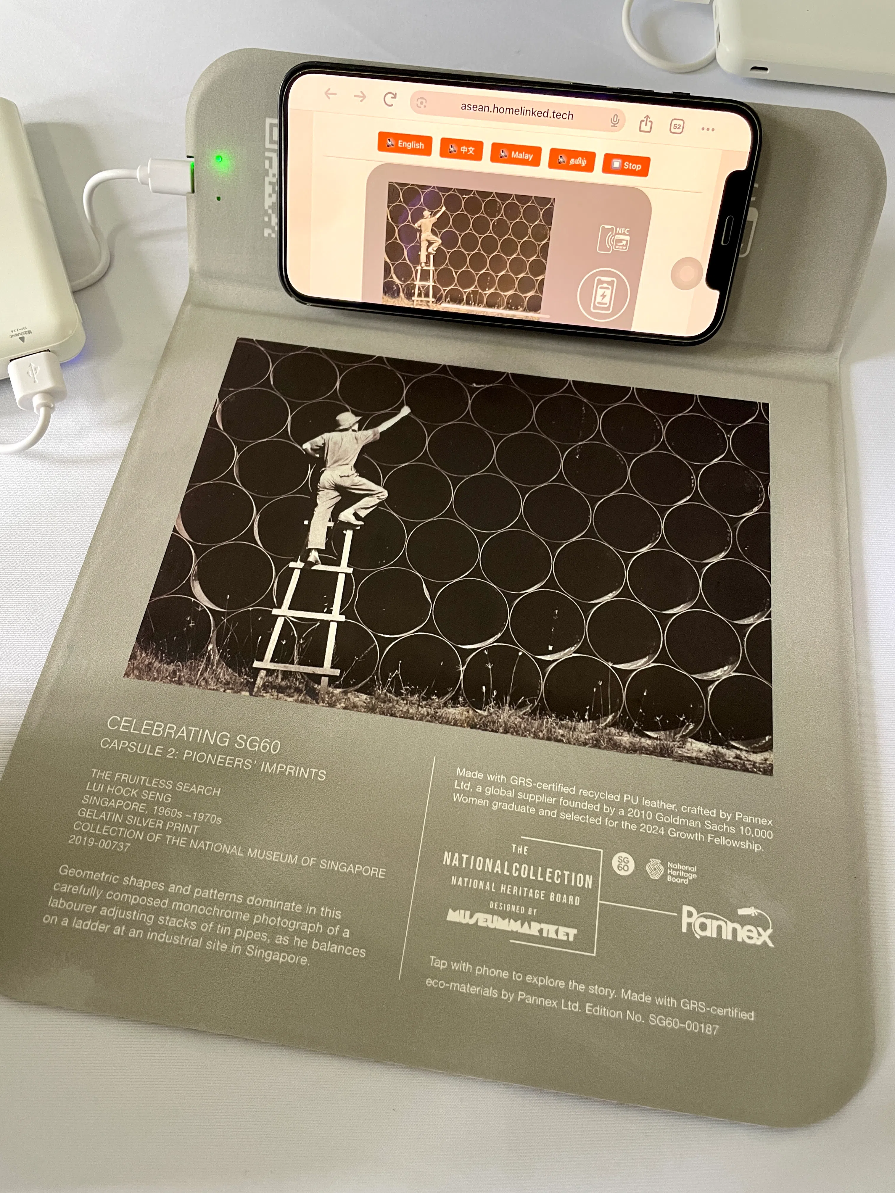 “柏纶电子”选用雷福胜的《徒劳的寻探》，印在再生人造皮革鼠标垫上。（林方伟摄）