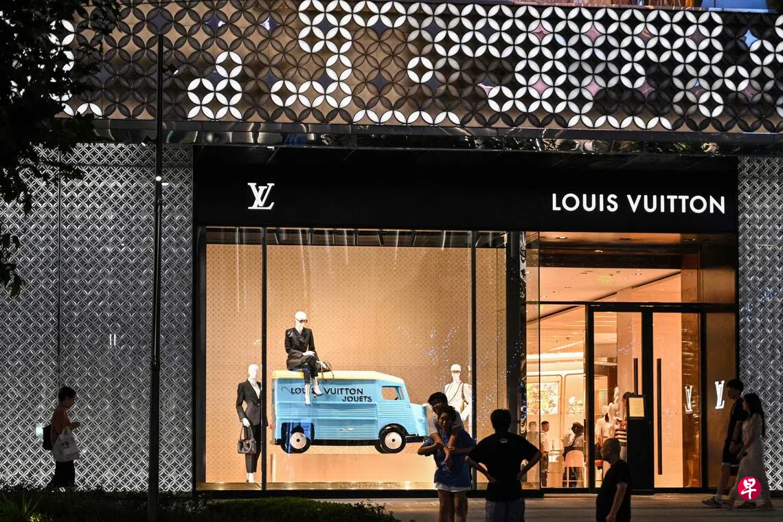 国际奢侈品中国销售大跌 LV西南门店数量大幅缩水