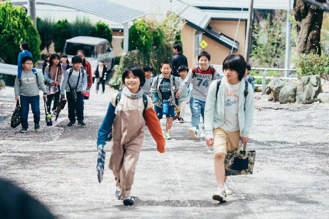 日本电影《怪物》以小学生、单亲家长和教育工作者三方视角，探讨教育体制、学校霸凌、单亲家庭、家暴、同志恋恐惧“恐同”等议题。（剧照由嘉华提供）