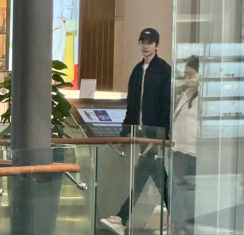 有网民26日下午在滨海湾金沙偶遇林一，身边的工作人员以私人行程为由婉拒拍照。（互联网）