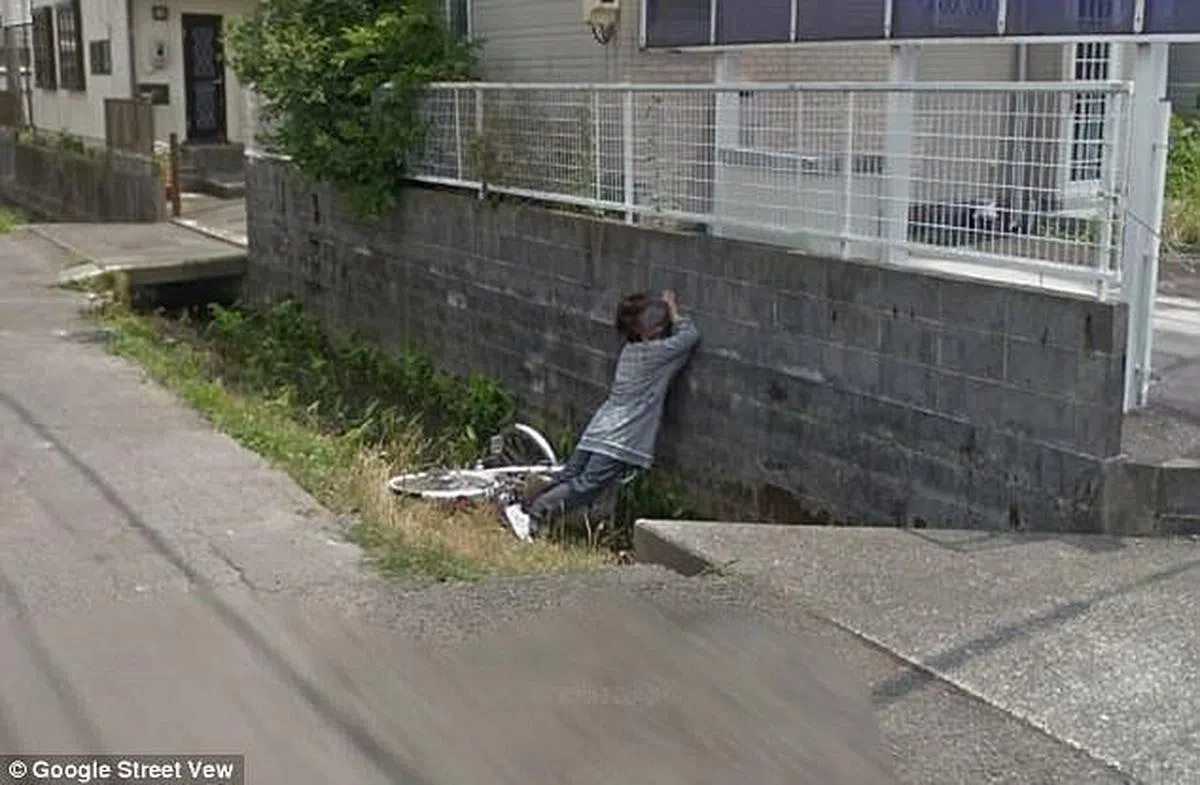 不小心掉进水沟的日本女士被定格在谷歌街景地图里。（互联网）